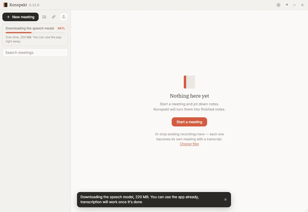 Konspekt on first launch: an empty list while the speech model downloads